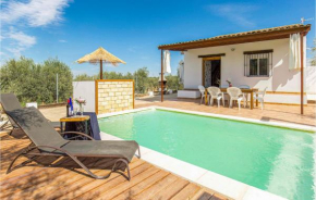 Nice home in Arahal with Outdoor swimming pool, WiFi and 3 Bedrooms, El Coronil